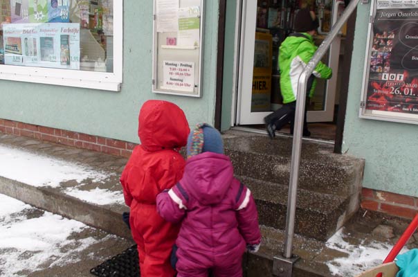 Die Kinder unserer Kindertagespflege TiQ! betreten den Schreib- und Bastelwarenladen ?Buntstift? in Braunschweig Querum.