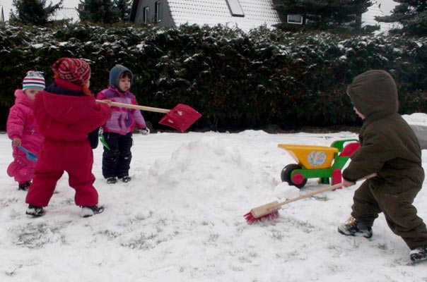 Die Tageskinder der Kindertagespflege TiQ! in Braunschweig Querum bauen einen Schneemann.