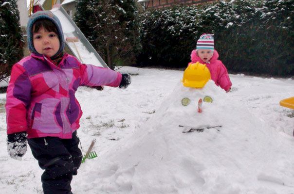 Stolz nach getaner ?Arbeit?: Die Tageskinder der Kindertagespflege TiQ! in Braunschweig Querum bauen einen Schneemann.