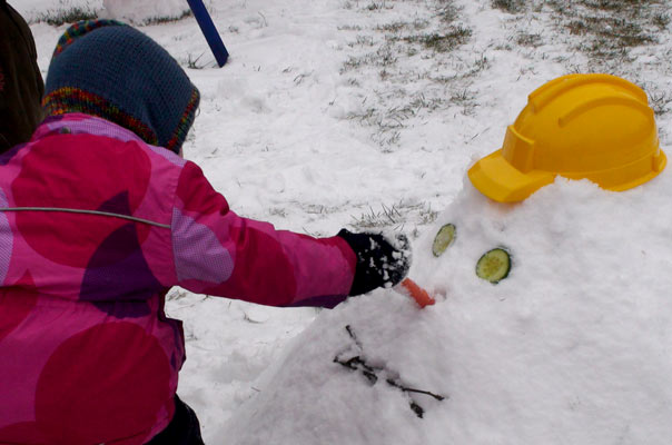 Eine Möhre als Nase: Die Tageskinder der Kindertagespflege TiQ! in Braunschweig Querum bauen einen Schneemann.