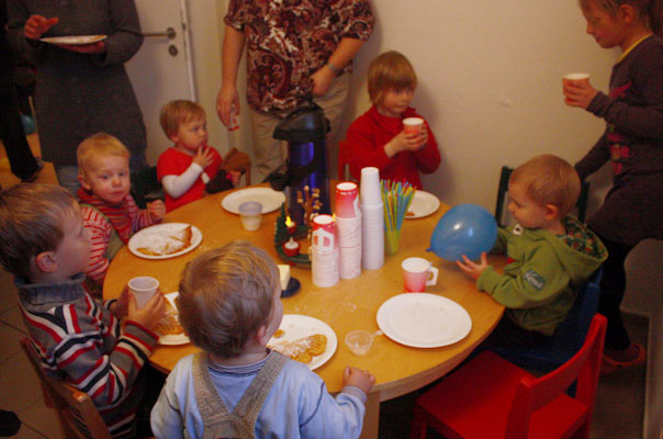 Gemeinsames Essen auf der Einweihungsfeier unserer Tagespflege in Braunschweig.