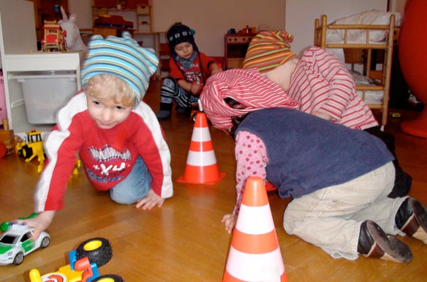 Kindertagespflge Braunschweig: Tageskinder spielen Feuerwehr, alle toben.