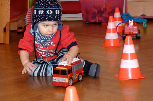 Kindertagespflge Braunschweig: Tageskinder spielen Feuerwehr, der Parcours.