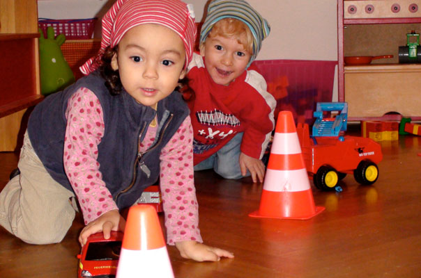 Kindertagespflge Braunschweig: Tageskinder spielen Feuerwehr, das erste Rennen.