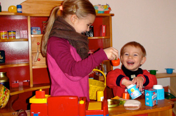 Kindertagespflege in Braunschweig: Tageskinder spielen im Kaufmannsladen