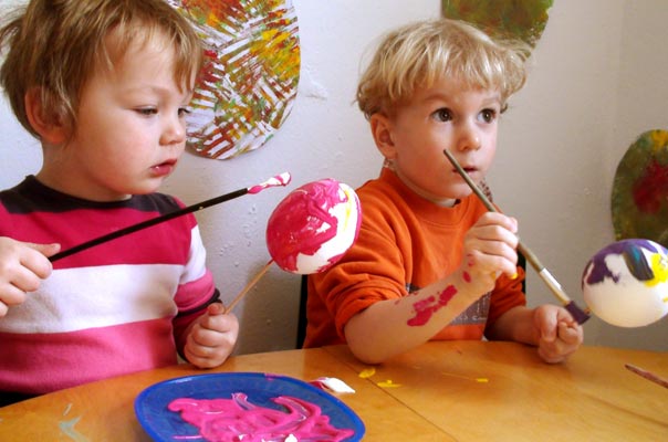 Kindertagespflege Tagesmutter Braunschweig: Ostereier anmalen bei TiQ! in Querum.