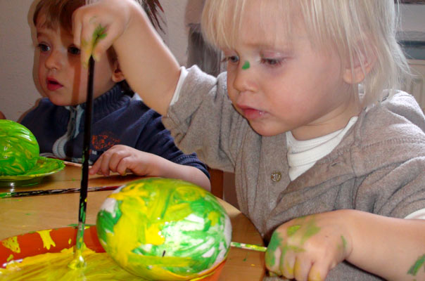 Kindertagespflege Tagesmutter Braunschweig: Ostereier anmalen bei TiQ! in Querum.