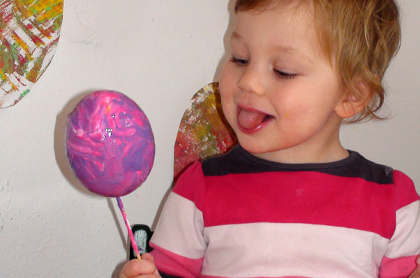 Kindertagespflege Tagesmutter Braunschweig: Ostereier anmalen bei TiQ! in Querum.