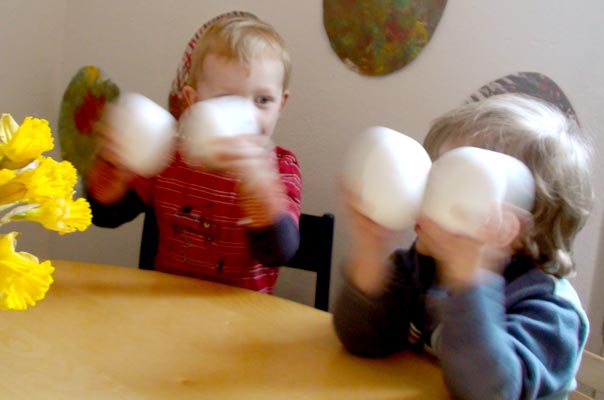 Kindertagespflege Tagesmutter Braunschweig: Ostereier anmalen bei TiQ! in Querum.