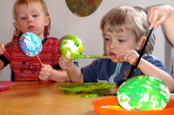 Kindertagespflege Tagesmutter Braunschweig: Ostereier anmalen bei TiQ! in Querum.