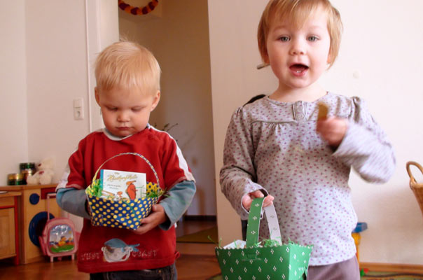 Ostereier suchen bei TiQ! Tagespflege Nicole Appel und Antje Storek, Kindertagespflege Tagesmutter Braunschweig Querum