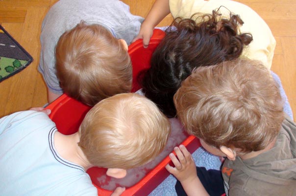 Tageskinder matschen mit Papierschiffchen im Wasser ? TiQ! Tagespflege in Querum Nicole Appel und Antje Storek, Kindertagespflege Tagesmutter Großtagespflege Braunschweig Querum