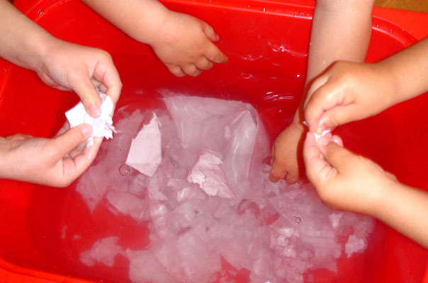 Tageskinder matschen mit Papierschiffchen im Wasser ? TiQ! Tagespflege in Querum Nicole Appel und Antje Storek, Kindertagespflege Tagesmutter Großtagespflege Braunschweig Querum