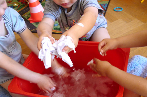 Tageskinder matschen mit Papierschiffchen im Wasser ? TiQ! Tagespflege in Querum Nicole Appel und Antje Storek, Kindertagespflege Tagesmutter Großtagespflege Braunschweig Querum