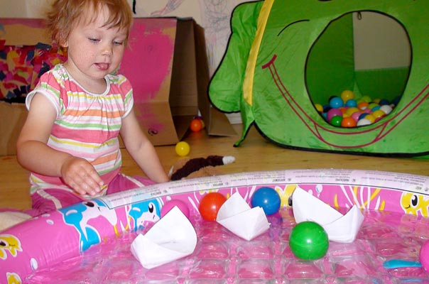 Tageskinder lassen Papierschiffchen im Wasser schwimmen ? TiQ! Tagespflege in Querum Nicole Appel und Antje Storek, Kindertagespflege Tagesmutter Großtagespflege Braunschweig Querum