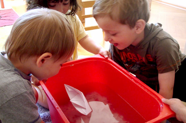 Tageskinder matschen mit Papierschiffchen im Wasser ? TiQ! Tagespflege in Querum Nicole Appel und Antje Storek, Kindertagespflege Tagesmutter Großtagespflege Braunschweig Querum