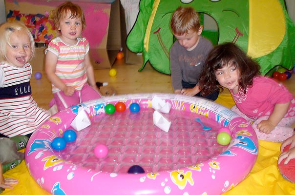 Tageskinder lassen Papierschiffchen im Wasser schwimmen ? TiQ! Tagespflege in Querum Nicole Appel und Antje Storek, Kindertagespflege Tagesmutter Großtagespflege Braunschweig Querum