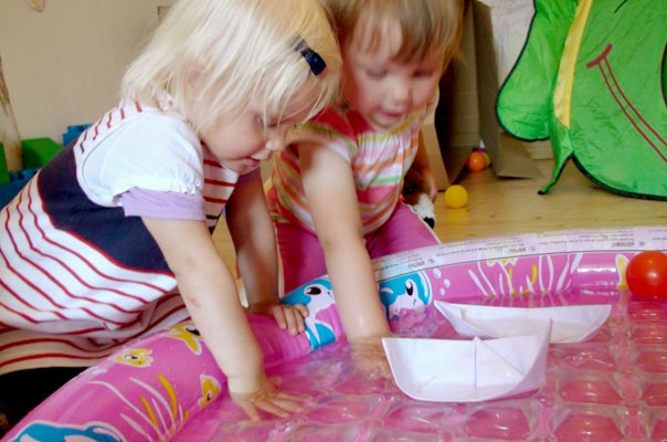 Tageskinder lassen Papierschiffchen im Wasser schwimmen ? TiQ! Tagespflege in Querum Nicole Appel und Antje Storek, Kindertagespflege Tagesmutter Großtagespflege Braunschweig Querum