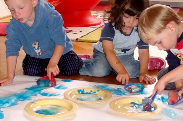 Die Tageskinder malen zusammen ein Ferien-Bild ? TiQ! Tagespflege in Querum Nicole Appel und Antje Storek, Kindertagespflege Tagesmutter Großtagespflege Braunschweig Querum