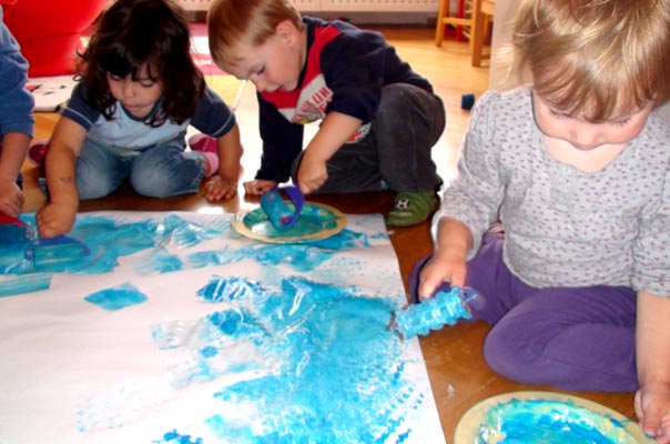 Die Tageskinder malen zusammen ein Ferien-Bild ? TiQ! Tagespflege in Querum Nicole Appel und Antje Storek, Kindertagespflege Tagesmutter Großtagespflege Braunschweig Querum