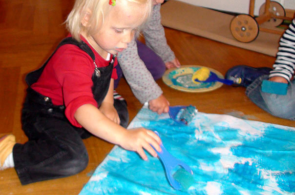 Die Tageskinder malen zusammen ein Ferien-Bild ? TiQ! Tagespflege in Querum Nicole Appel und Antje Storek, Kindertagespflege Tagesmutter Großtagespflege Braunschweig Querum