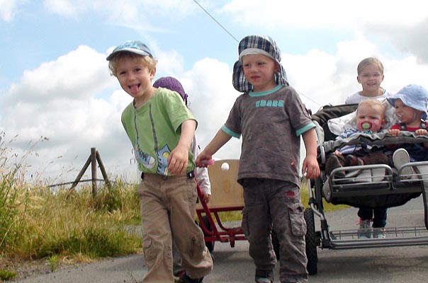 Die Kindertagespflege besucht die Pferdeweide  ? TiQ! Tagespflege in Querum Nicole Appel und Antje Storek, Kindertagespflege Tagesmutter Großtagespflege Braunschweig Querum