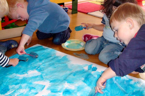 Die Tageskinder malen zusammen ein Ferien-Bild ? TiQ! Tagespflege in Querum Nicole Appel und Antje Storek, Kindertagespflege Tagesmutter Großtagespflege Braunschweig Querum