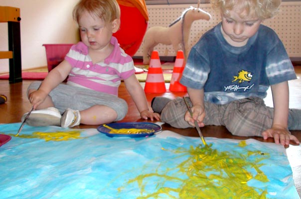 Tageskinder malen ein Ferienbild  ? TiQ! Tagespflege in Querum Nicole Appel und Antje Storek, Kindertagespflege Tagesmutter Großtagespflege Braunschweig Querum