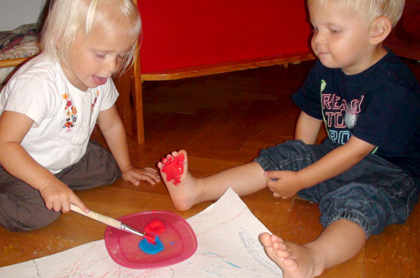 Tageskinder machen bunte Fußabdrücke ? TiQ! Tagespflege in Querum Nicole Appel und Antje Storek, Kindertagespflege Tagesmutter Großtagespflege Braunschweig Querum