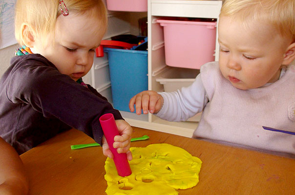 Unsere Tageskinder und die Löcher im Käse ? TiQ! Tagespflege in Querum Nicole Appel und Antje Storek, Kindertagespflege Tagesmutter Großtagespflege Braunschweig Querum