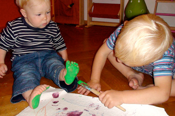 Tageskinder machen bunte Fußabdrücke ? TiQ! Tagespflege in Querum Nicole Appel und Antje Storek, Kindertagespflege Tagesmutter Großtagespflege Braunschweig Querum