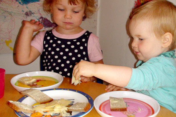 Unsere Tageskinder und die Löcher im Käse ? TiQ! Tagespflege in Querum Nicole Appel und Antje Storek, Kindertagespflege Tagesmutter Großtagespflege Braunschweig Querum