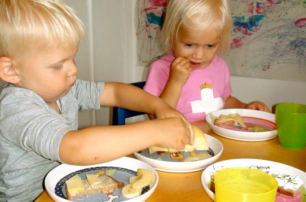 Unsere Tageskinder und die Löcher im Käse ? TiQ! Tagespflege in Querum Nicole Appel und Antje Storek, Kindertagespflege Tagesmutter Großtagespflege Braunschweig Querum