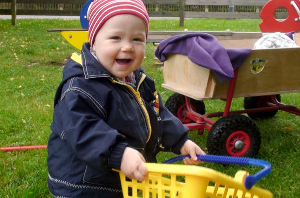 Bunte Tageskinder und buntes Herbstlaub ? TiQ! Tagespflege in Querum Nicole Appel und Antje Storek, Kindertagespflege Tagesmutter Großtagespflege Braunschweig Querum