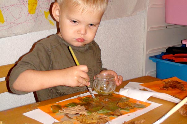 Wir basteln Laubbäume! TiQ! Tagespflege in Braunschweig Querum, Nicole Appel und Antje Storek – Kindertagespflege, Tagesmutter und Großtagespflege für Braunschweig Querum, Gliesmarode, Riddagshausen, Östliches Ringgebiet, Volkmarode, Bienrode, Waggum, Hondelage, Schuntersiedlung, Kralenriede, Dibbesdorf, Schwarzer Berg, Siegfriedviertel, Nordstadt und Schapen