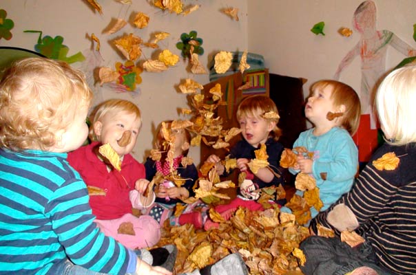 Herbst – im TiQ-Tobezimmer! TiQ! Tagespflege in Braunschweig Querum, Nicole Appel und Antje Storek – Kindertagespflege, Tagesmutter und Großtagespflege für Braunschweig Querum, Gliesmarode, Riddagshausen, Östliches Ringgebiet, Volkmarode, Bienrode, Waggum, Hondelage, Schuntersiedlung, Kralenriede, Dibbesdorf, Schwarzer Berg, Siegfriedviertel, Nordstadt und Schapen