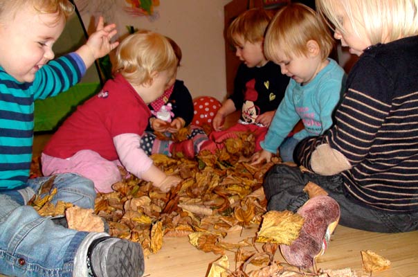 Herbst – im TiQ-Tobezimmer! TiQ! Tagespflege in Braunschweig Querum, Nicole Appel und Antje Storek – Kindertagespflege, Tagesmutter und Großtagespflege für Braunschweig Querum, Gliesmarode, Riddagshausen, Östliches Ringgebiet, Volkmarode, Bienrode, Waggum, Hondelage, Schuntersiedlung, Kralenriede, Dibbesdorf, Schwarzer Berg, Siegfriedviertel, Nordstadt und Schapen