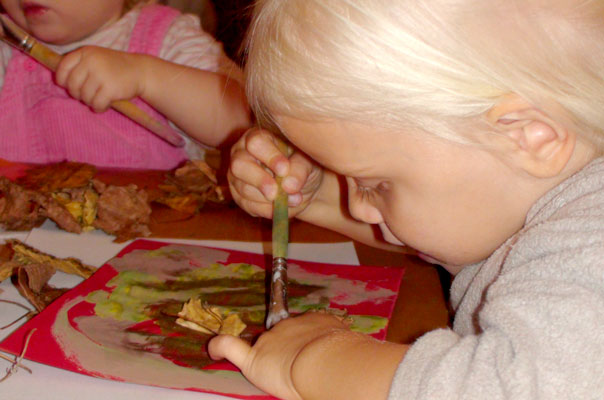 Wir basteln Laubbäume! TiQ! Tagespflege in Braunschweig Querum, Nicole Appel und Antje Storek – Kindertagespflege, Tagesmutter und Großtagespflege für Braunschweig Querum, Gliesmarode, Riddagshausen, Östliches Ringgebiet, Volkmarode, Bienrode, Waggum, Hondelage, Schuntersiedlung, Kralenriede, Dibbesdorf, Schwarzer Berg, Siegfriedviertel, Nordstadt und Schapen