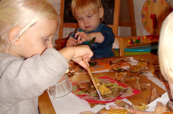 Wir basteln Laubbäume! TiQ! Tagespflege in Braunschweig Querum, Nicole Appel und Antje Storek – Kindertagespflege, Tagesmutter und Großtagespflege für Braunschweig Querum, Gliesmarode, Riddagshausen, Östliches Ringgebiet, Volkmarode, Bienrode, Waggum, Hondelage, Schuntersiedlung, Kralenriede, Dibbesdorf, Schwarzer Berg, Siegfriedviertel, Nordstadt und Schapen