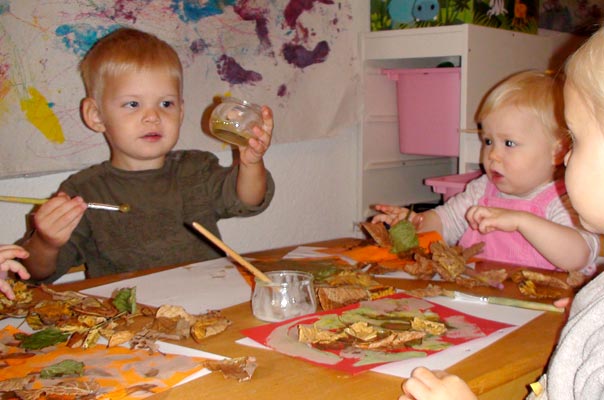 Wir basteln Laubbäume! TiQ! Tagespflege in Braunschweig Querum, Nicole Appel und Antje Storek – Kindertagespflege, Tagesmutter und Großtagespflege für Braunschweig Querum, Gliesmarode, Riddagshausen, Östliches Ringgebiet, Volkmarode, Bienrode, Waggum, Hondelage, Schuntersiedlung, Kralenriede, Dibbesdorf, Schwarzer Berg, Siegfriedviertel, Nordstadt und Schapen