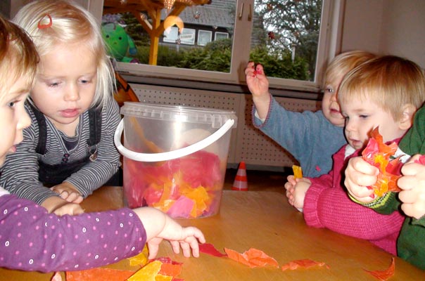 Tageskinder basteln bunte Aussichten! TiQ! Tagespflege in Braunschweig Querum, Nicole Appel und Antje Storek – Kindertagespflege, Tagesmutter und Großtagespflege für Braunschweig Querum, Gliesmarode, Riddagshausen, Östliches Ringgebiet, Volkmarode, Bienrode, Waggum, Hondelage, Schuntersiedlung, Kralenriede, Dibbesdorf, Schwarzer Berg, Siegfriedviertel, Nordstadt und Schapen