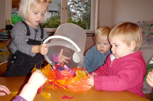 Tageskinder basteln bunte Aussichten! TiQ! Tagespflege in Braunschweig Querum, Nicole Appel und Antje Storek – Kindertagespflege, Tagesmutter und Großtagespflege für Braunschweig Querum, Gliesmarode, Riddagshausen, Östliches Ringgebiet, Volkmarode, Bienrode, Waggum, Hondelage, Schuntersiedlung, Kralenriede, Dibbesdorf, Schwarzer Berg, Siegfriedviertel, Nordstadt und Schapen