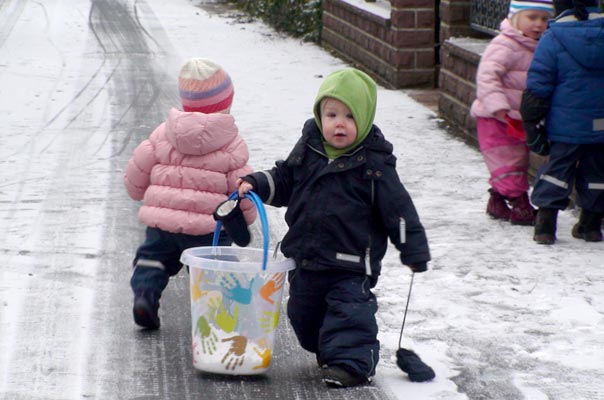 Tageskinder sammeln den ersten Schnee! TiQ! Tagespflege in Braunschweig Querum, Nicole Appel und Antje Storek – Kindertagespflege, Tagesmutter und Großtagespflege für Braunschweig Querum, Gliesmarode, Riddagshausen, Östliches Ringgebiet, Volkmarode, Bienrode, Waggum, Hondelage, Schuntersiedlung, Kralenriede, Dibbesdorf, Schwarzer Berg, Siegfriedviertel, Nordstadt und Schapen