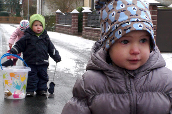 Tageskinder sammeln den ersten Schnee! TiQ! Tagespflege in Braunschweig Querum, Nicole Appel und Antje Storek – Kindertagespflege, Tagesmutter und Großtagespflege für Braunschweig Querum, Gliesmarode, Riddagshausen, Östliches Ringgebiet, Volkmarode, Bienrode, Waggum, Hondelage, Schuntersiedlung, Kralenriede, Dibbesdorf, Schwarzer Berg, Siegfriedviertel, Nordstadt und Schapen