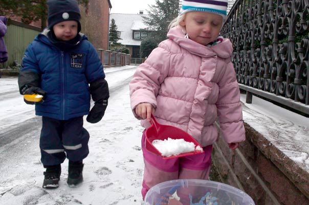 Tageskinder sammeln den ersten Schnee! TiQ! Tagespflege in Braunschweig Querum, Nicole Appel und Antje Storek – Kindertagespflege, Tagesmutter und Großtagespflege für Braunschweig Querum, Gliesmarode, Riddagshausen, Östliches Ringgebiet, Volkmarode, Bienrode, Waggum, Hondelage, Schuntersiedlung, Kralenriede, Dibbesdorf, Schwarzer Berg, Siegfriedviertel, Nordstadt und Schapen