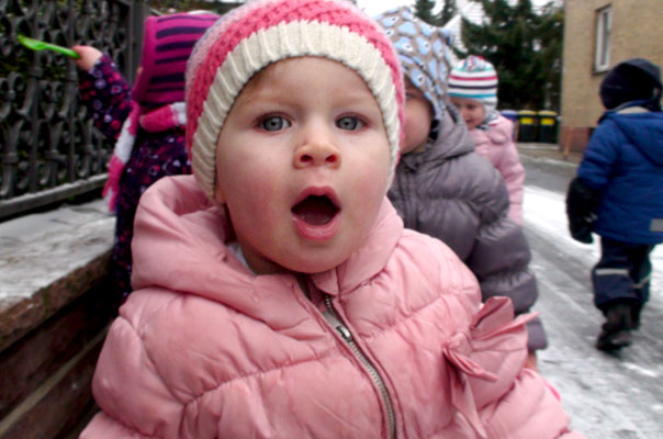 Tageskinder sammeln den ersten Schnee! TiQ! Tagespflege in Braunschweig Querum, Nicole Appel und Antje Storek – Kindertagespflege, Tagesmutter und Großtagespflege für Braunschweig Querum, Gliesmarode, Riddagshausen, Östliches Ringgebiet, Volkmarode, Bienrode, Waggum, Hondelage, Schuntersiedlung, Kralenriede, Dibbesdorf, Schwarzer Berg, Siegfriedviertel, Nordstadt und Schapen