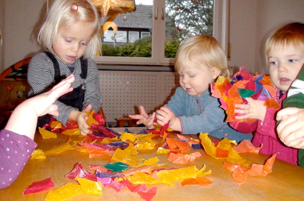 Tageskinder basteln bunte Aussichten! TiQ! Tagespflege in Braunschweig Querum, Nicole Appel und Antje Storek – Kindertagespflege, Tagesmutter und Großtagespflege für Braunschweig Querum, Gliesmarode, Riddagshausen, Östliches Ringgebiet, Volkmarode, Bienrode, Waggum, Hondelage, Schuntersiedlung, Kralenriede, Dibbesdorf, Schwarzer Berg, Siegfriedviertel, Nordstadt und Schapen