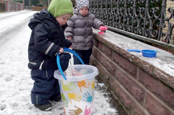 Tageskinder sammeln den ersten Schnee! TiQ! Tagespflege in Braunschweig Querum, Nicole Appel und Antje Storek – Kindertagespflege, Tagesmutter und Großtagespflege für Braunschweig Querum, Gliesmarode, Riddagshausen, Östliches Ringgebiet, Volkmarode, Bienrode, Waggum, Hondelage, Schuntersiedlung, Kralenriede, Dibbesdorf, Schwarzer Berg, Siegfriedviertel, Nordstadt und Schapen