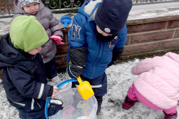 Tageskinder sammeln den ersten Schnee! TiQ! Tagespflege in Braunschweig Querum, Nicole Appel und Antje Storek – Kindertagespflege, Tagesmutter und Großtagespflege für Braunschweig Querum, Gliesmarode, Riddagshausen, Östliches Ringgebiet, Volkmarode, Bienrode, Waggum, Hondelage, Schuntersiedlung, Kralenriede, Dibbesdorf, Schwarzer Berg, Siegfriedviertel, Nordstadt und Schapen