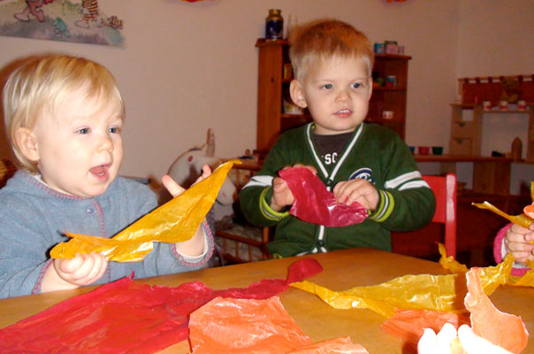 Tageskinder basteln bunte Aussichten! TiQ! Tagespflege in Braunschweig Querum, Nicole Appel und Antje Storek – Kindertagespflege, Tagesmutter und Großtagespflege für Braunschweig Querum, Gliesmarode, Riddagshausen, Östliches Ringgebiet, Volkmarode, Bienrode, Waggum, Hondelage, Schuntersiedlung, Kralenriede, Dibbesdorf, Schwarzer Berg, Siegfriedviertel, Nordstadt und Schapen